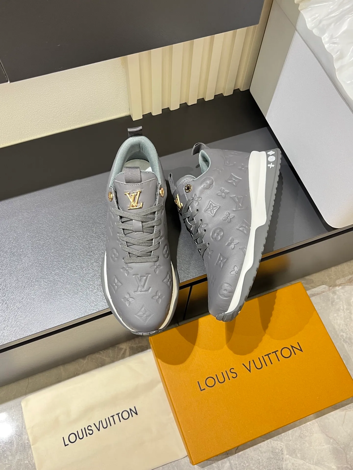 p520 "LOUI* VUITTO*" popular men's casual shoes, genuine development in Italy💯purchasing level quality✔️The upper is made of first-layer cowhide, comfortable and soft sheepskin feet⚡️Fashionable and versatile, the toe last shape is firm and full, and the soles are made from original LV molds and can be freely entered and exited the counter. Light and comfortable on the feet~Purely handmade, details determine quality! Size:39-44!